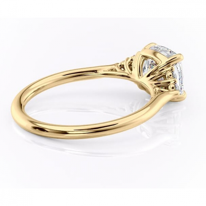Inel de logodnă Ivylyn din aur Galben 14kt cu moissanite tăietură pernă – Montură cu trei pietre rafinată pentru profil mediu | Personalizează și configurează gratuit online [3]