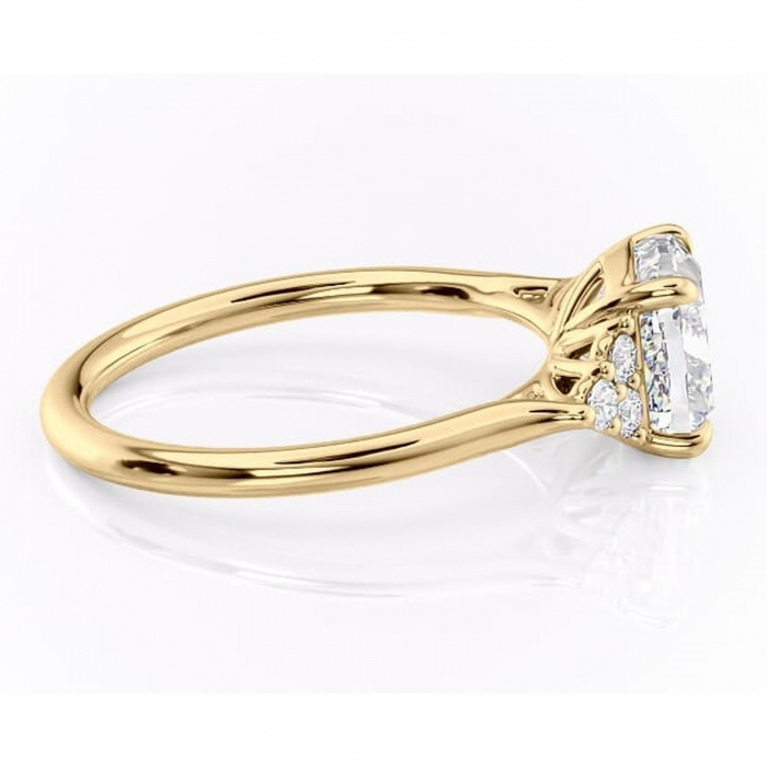 Inel de logodnă Ivylyn din aur Galben 14kt cu moissanite tăietură pernă – Montură cu trei pietre rafinată pentru profil mediu | Personalizează și configurează gratuit online [2]