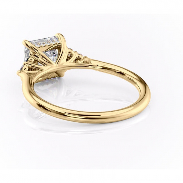 Inel de logodnă Ivylyn din aur Galben 14kt cu moissanite tăietură princess – Montură cu trei pietre rafinată pentru profil mediu | Personalizează și configurează gratuit online [4]