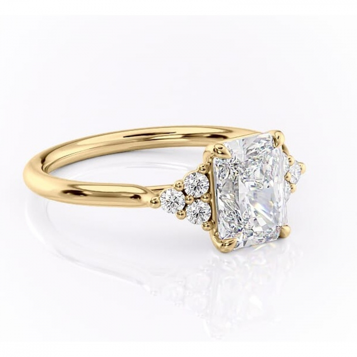 Inel de logodnă Ivylyn din aur Galben 14kt cu moissanite tăietură radiantă – Montură cu trei pietre rafinată pentru profil mediu | Personalizează și configurează gratuit online [1]
