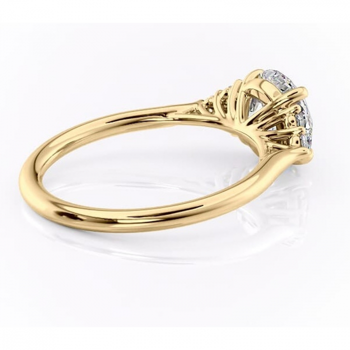 Inel de logodnă Ivylyn din aur Galben 14kt cu moissanite tăietură rotundă – Montură cu trei pietre rafinată pentru profil mediu | Personalizează și configurează gratuit online [3]