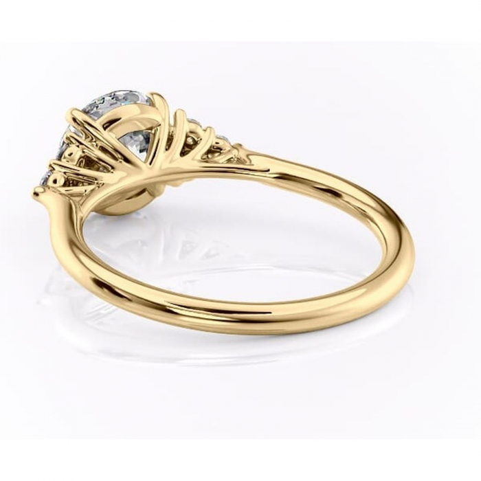 Inel de logodnă Ivylyn din aur Galben 14kt cu moissanite tăietură rotundă – Montură cu trei pietre rafinată pentru profil mediu | Personalizează și configurează gratuit online [4]