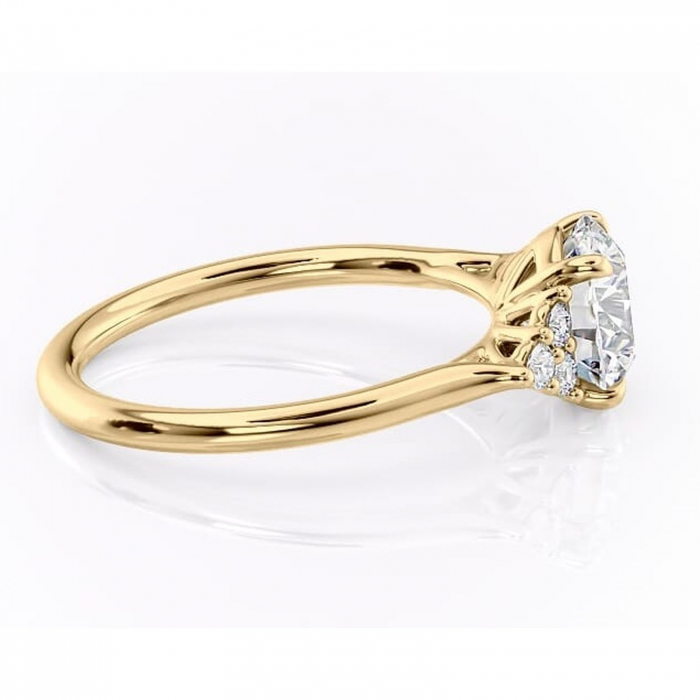 Inel de logodnă Ivylyn din aur Galben 14kt cu moissanite tăietură rotundă – Montură cu trei pietre rafinată pentru profil mediu | Personalizează și configurează gratuit online [2]