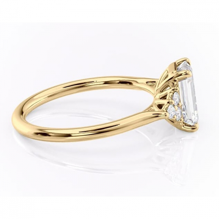 Inel de logodnă Ivylyn din aur Galben 14kt cu moissanite tăietură smarald – Montură cu trei pietre rafinată pentru profil mediu | Personalizează și configurează gratuit online [2]