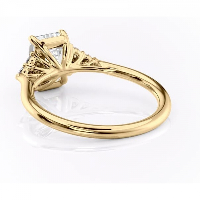Inel de logodnă Ivylyn din aur Galben 14kt cu moissanite tăietură smarald – Montură cu trei pietre rafinată pentru profil mediu | Personalizează și configurează gratuit online [4]