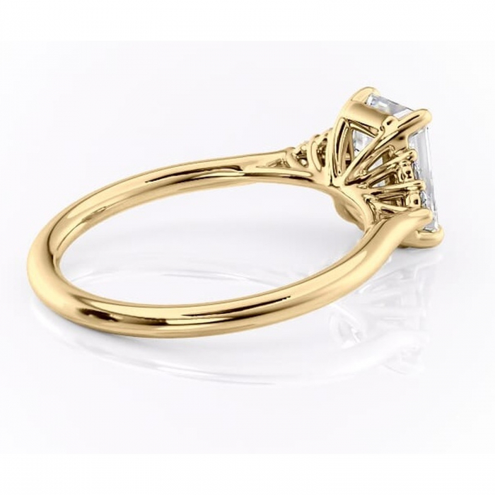 Inel de logodnă Ivylyn din aur Galben 14kt cu moissanite tăietură smarald – Montură cu trei pietre rafinată pentru profil mediu | Personalizează și configurează gratuit online [3]