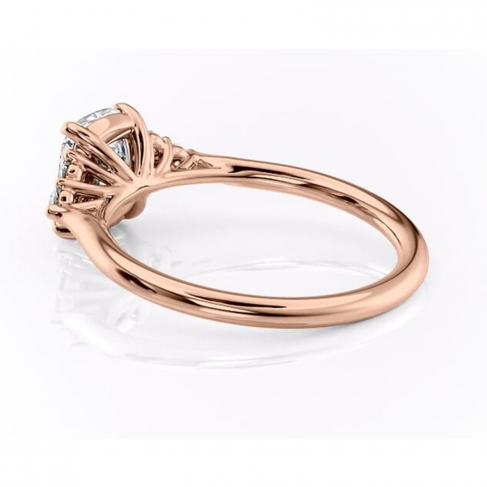 Inel de logodnă Ivylyn din aur Rose 14kt cu moissanite tăietură pernă – Montură cu trei pietre rafinată pentru profil mediu | Personalizează și configurează gratuit online [5]