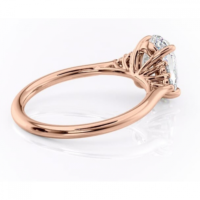 Inel de logodnă Ivylyn din aur Rose 18kt cu moissanite tăietură ovală – Montură cu trei pietre rafinată pentru profil mediu | Personalizează și configurează gratuit online [3]