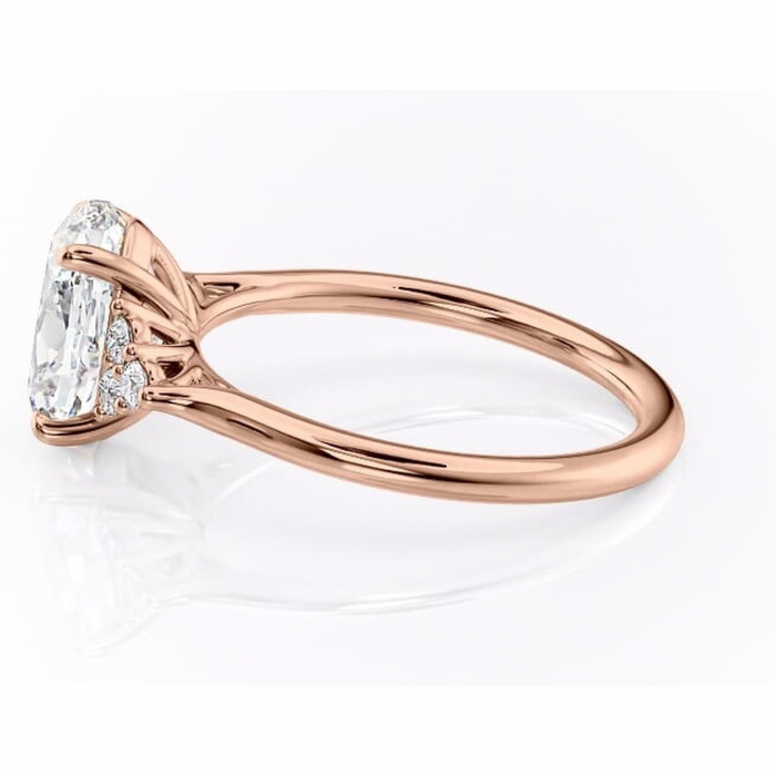 Inel de logodnă Ivylyn din aur Rose 18kt cu moissanite tăietură ovală – Montură cu trei pietre rafinată pentru profil mediu | Personalizează și configurează gratuit online [6]