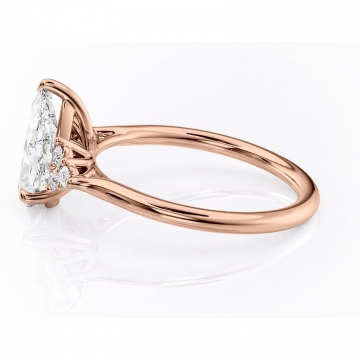 Inel de logodnă Ivylyn din aur Rose 18kt cu moissanite tăietură pară – Montură cu trei pietre rafinată pentru profil mediu | Personalizează și configurează gratuit online [6]