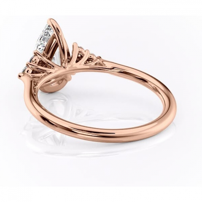 Inel de logodnă Ivylyn din aur Rose 18kt cu moissanite tăietură pară – Montură cu trei pietre rafinată pentru profil mediu | Personalizează și configurează gratuit online [4]