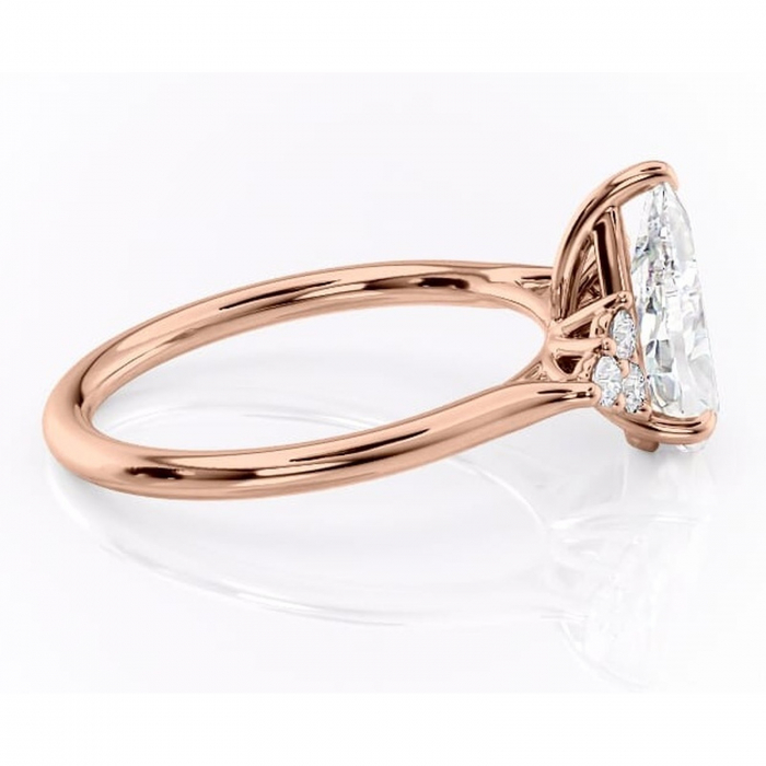 Inel de logodnă Ivylyn din aur Rose 18kt cu moissanite tăietură pară – Montură cu trei pietre rafinată pentru profil mediu | Personalizează și configurează gratuit online [2]