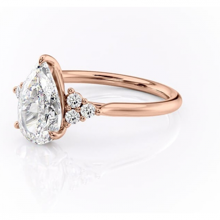 Inel de logodnă Ivylyn din aur Rose 18kt cu moissanite tăietură pară – Montură cu trei pietre rafinată pentru profil mediu | Personalizează și configurează gratuit online [7]
