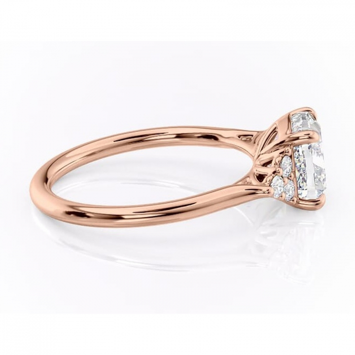 Inel de logodnă Ivylyn din aur Rose 14kt cu moissanite tăietură pernă – Montură cu trei pietre rafinată pentru profil mediu | Personalizează și configurează gratuit online [2]