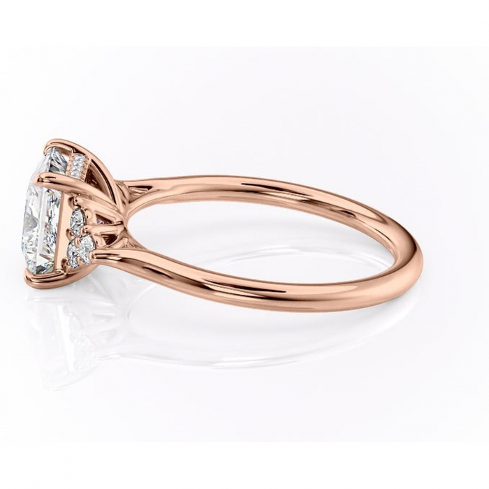 Inel de logodnă Ivylyn din aur Rose 14kt cu moissanite tăietură princess – Montură cu trei pietre rafinată pentru profil mediu | Personalizează și configurează gratuit online [6]
