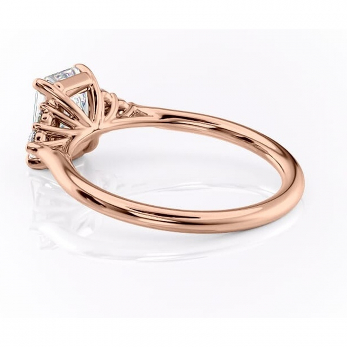Inel de logodnă Ivylyn din aur Rose 14kt cu moissanite tăietură radiantă – Montură cu trei pietre rafinată pentru profil mediu | Personalizează și configurează gratuit online [5]