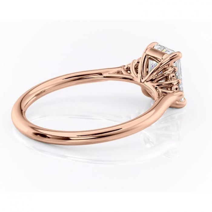 Inel de logodnă Ivylyn din aur Rose 14kt cu moissanite tăietură radiantă – Montură cu trei pietre rafinată pentru profil mediu | Personalizează și configurează gratuit online [3]