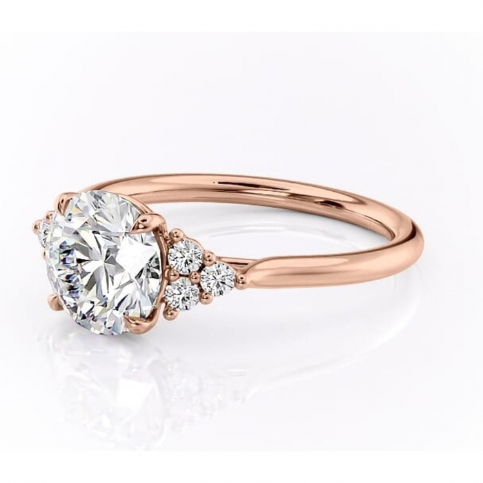 Inel de logodnă Ivylyn din aur Rose 14kt cu moissanite tăietură rotundă – Montură cu trei pietre rafinată pentru profil mediu | Personalizează și configurează gratuit online [7]