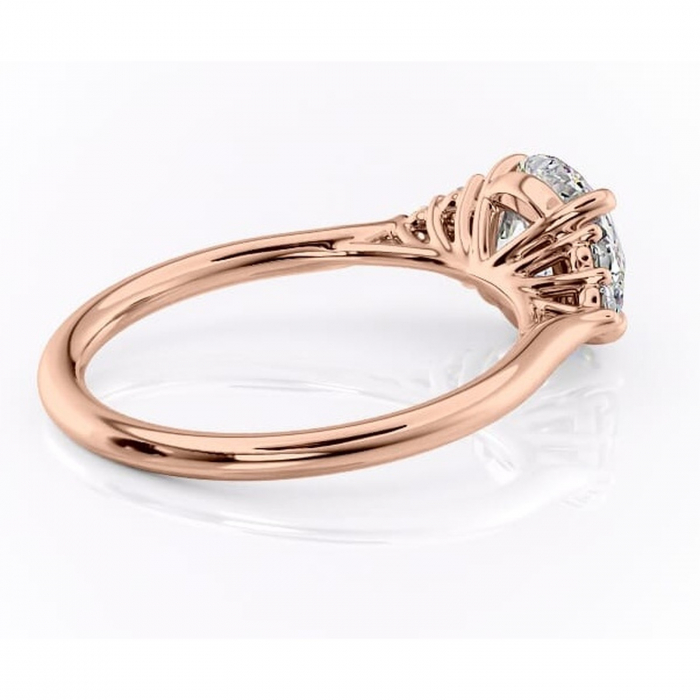 Inel de logodnă Ivylyn din aur Rose 14kt cu moissanite tăietură rotundă – Montură cu trei pietre rafinată pentru profil mediu | Personalizează și configurează gratuit online [3]
