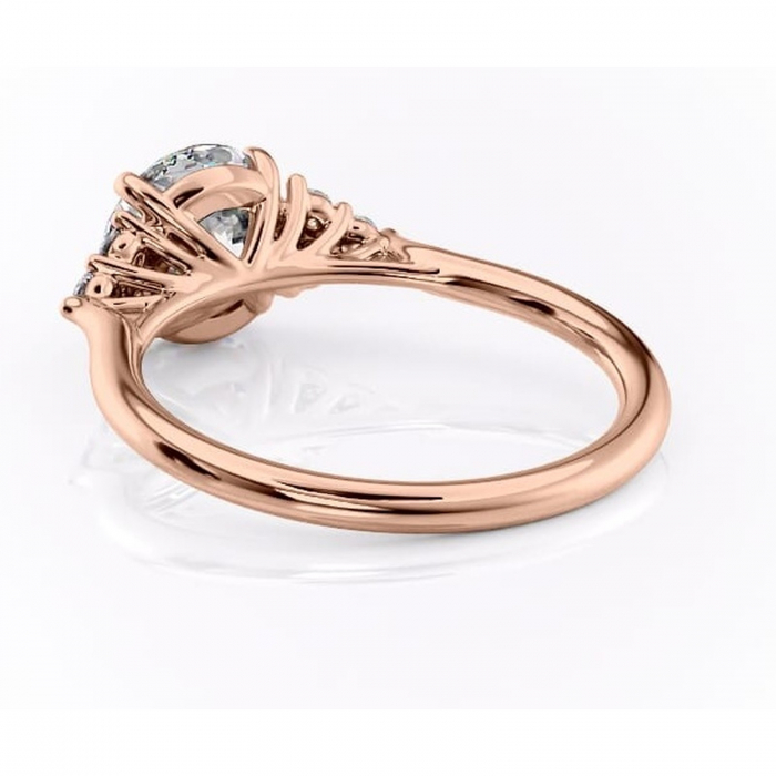 Inel de logodnă Ivylyn din aur Rose 14kt cu moissanite tăietură rotundă – Montură cu trei pietre rafinată pentru profil mediu | Personalizează și configurează gratuit online [4]