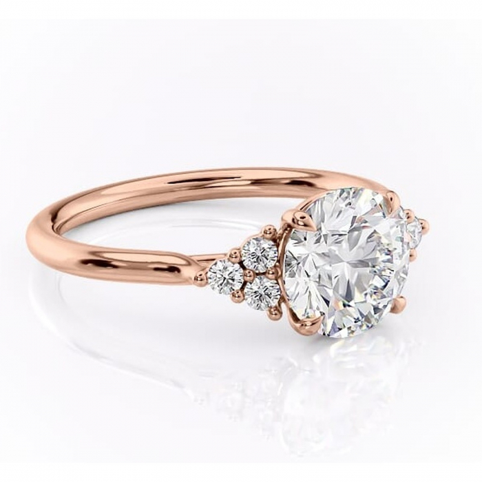 Inel de logodnă Ivylyn din aur Rose 14kt cu moissanite tăietură rotundă – Montură cu trei pietre rafinată pentru profil mediu | Personalizează și configurează gratuit online [1]