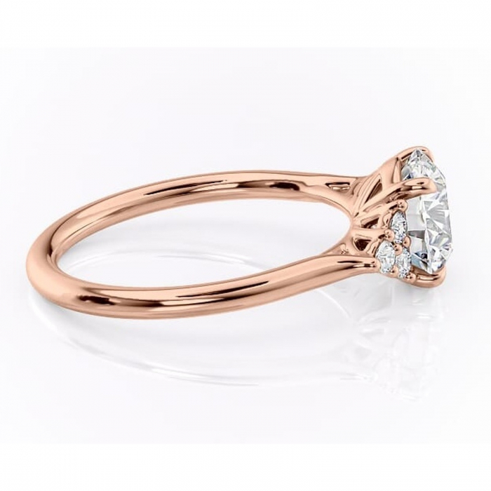 Inel de logodnă Ivylyn din aur Rose 14kt cu moissanite tăietură rotundă – Montură cu trei pietre rafinată pentru profil mediu | Personalizează și configurează gratuit online [2]