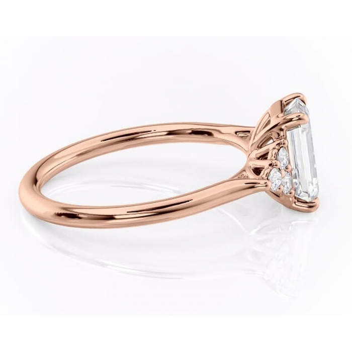 Inel de logodnă Ivylyn din aur Rose 14kt cu moissanite tăietură smarald – Montură cu trei pietre rafinată pentru profil mediu | Personalizează și configurează gratuit online [2]