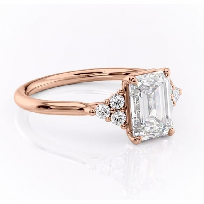 Inel de logodnă Ivylyn din aur Rose 14kt cu moissanite tăietură smarald – Montură cu trei pietre rafinată pentru profil mediu | Personalizează și configurează gratuit online [1]