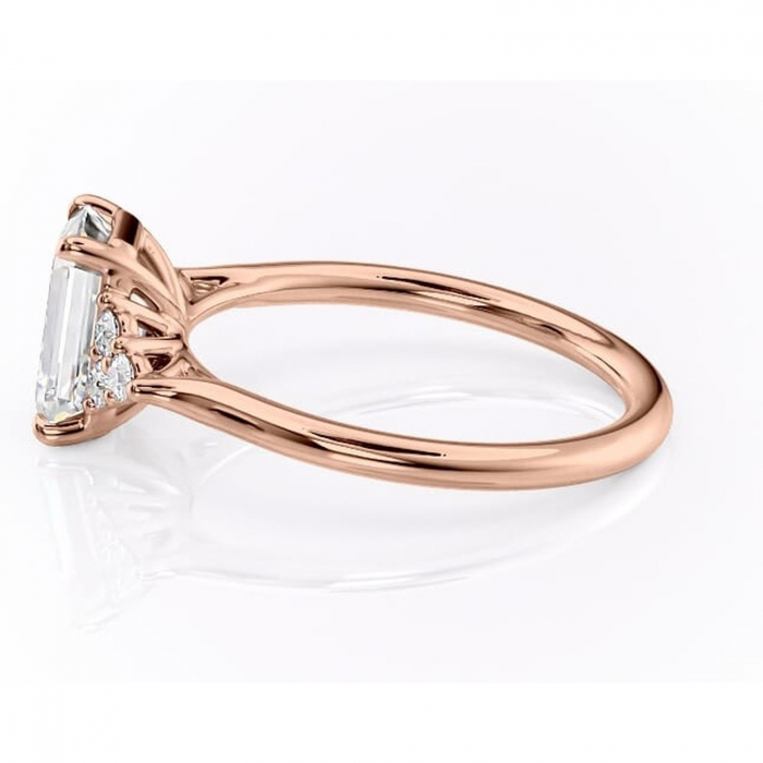 Inel de logodnă Ivylyn din aur Rose 14kt cu moissanite tăietură smarald – Montură cu trei pietre rafinată pentru profil mediu | Personalizează și configurează gratuit online [6]