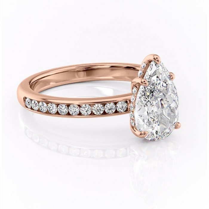 Inel de logodnă Jade din aur Rose 14kt cu moissanite tăietură pară – Montură cu canal rafinată pentru profil înalt | Personalizează și configurează gratuit online [1]