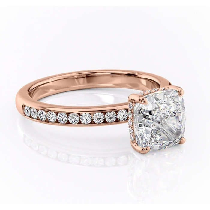 Inel de logodnă Jade din aur Rose 18kt cu moissanite tăietură pernă – Montură cu canal rafinată pentru profil înalt | Personalizează și configurează gratuit online [1]