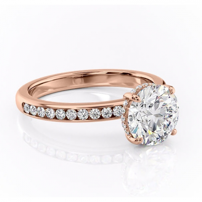 Inel de logodnă Jade din aur Rose 14kt cu moissanite tăietură rotundă – Montură cu canal rafinată pentru profil înalt | Personalizează și configurează gratuit online [1]
