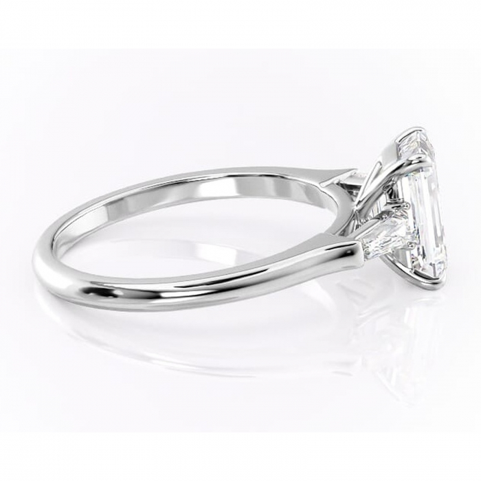 Inel de logodnă Juliette din aur Alb 14kt cu moissanite tăietură smarald – Solitar rafinată pentru profil înalt | Personalizează și configurează gratuit online [2]