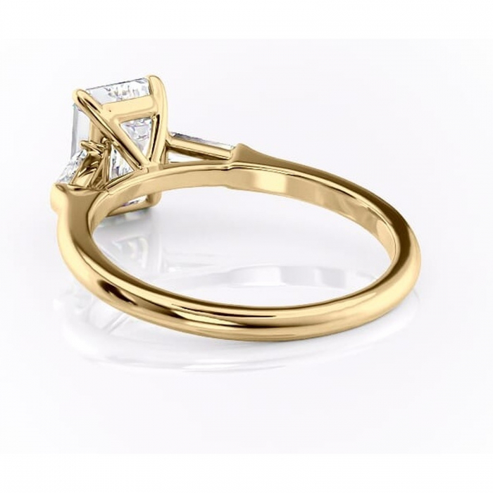 Inel de logodnă Juliette din aur Galben 14kt cu moissanite tăietură smarald – Solitar rafinată pentru profil înalt | Personalizează și configurează gratuit online [4]