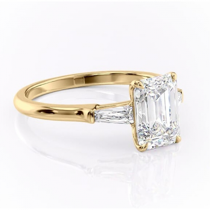 Inel de logodnă Juliette din aur Galben 14kt cu moissanite tăietură smarald – Solitar rafinată pentru profil înalt | Personalizează și configurează gratuit online [1]