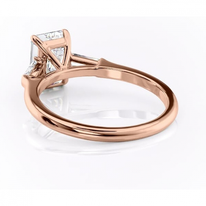 Inel de logodnă Juliette din aur Rose 18kt cu moissanite tăietură smarald – Solitar rafinată pentru profil înalt | Personalizează și configurează gratuit online [4]