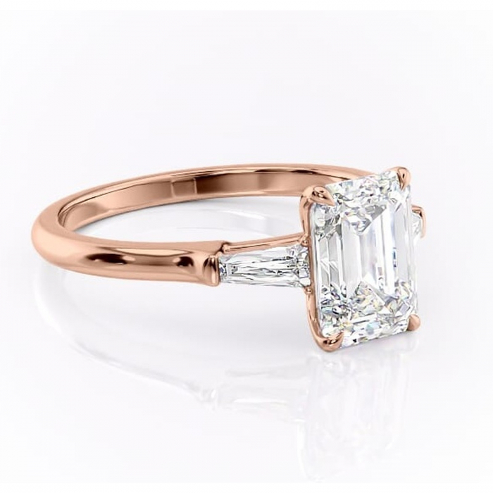 Inel de logodnă Juliette din aur Rose 18kt cu moissanite tăietură smarald – Solitar rafinată pentru profil înalt | Personalizează și configurează gratuit online [1]