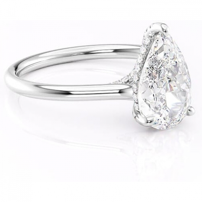 Inel de logodnă Kaia din aur Alb 18kt cu moissanite tăietură pară – Solitar rafinată pentru profil mediu | Personalizează și configurează gratuit online [1]