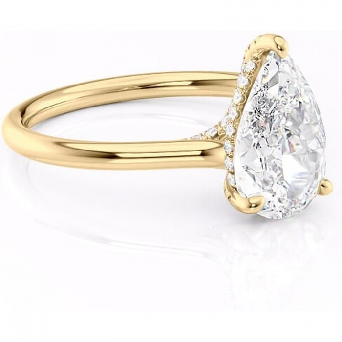 Inel de logodnă Kaia din aur Galben 18kt cu moissanite tăietură pară – Solitar rafinată pentru profil mediu | Personalizează și configurează gratuit online [1]