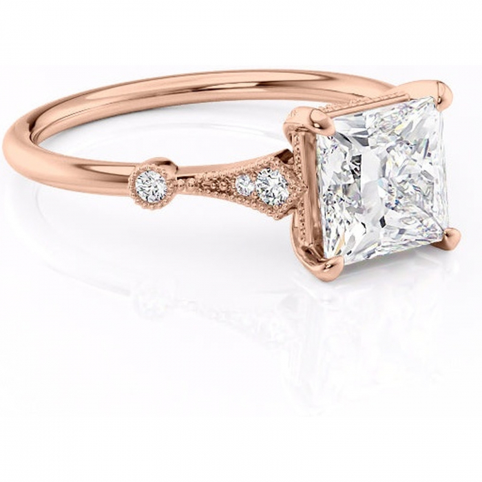 Inel de logodnă Lacey din aur Rose 18kt cu moissanite tăietură princess – Pietre laterale rafinată pentru profil înalt | Personalizează și configurează gratuit online [1]