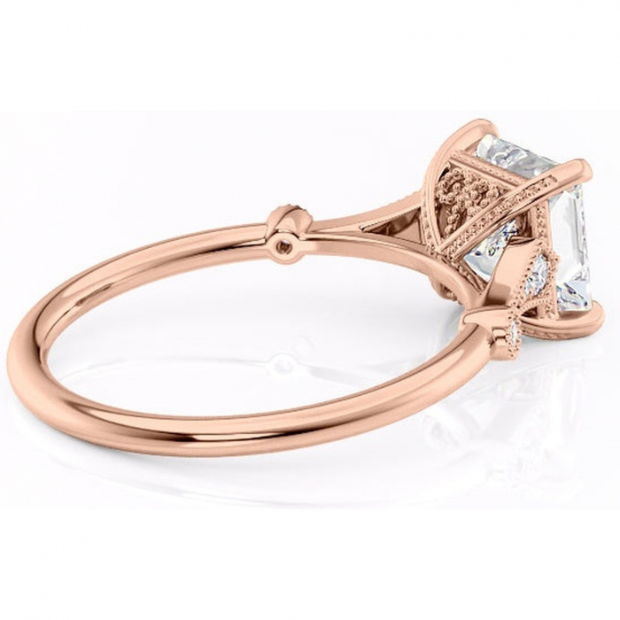 Inel de logodnă Lacey din aur Rose 18kt cu moissanite tăietură princess – Pietre laterale rafinată pentru profil înalt | Personalizează și configurează gratuit online [3]