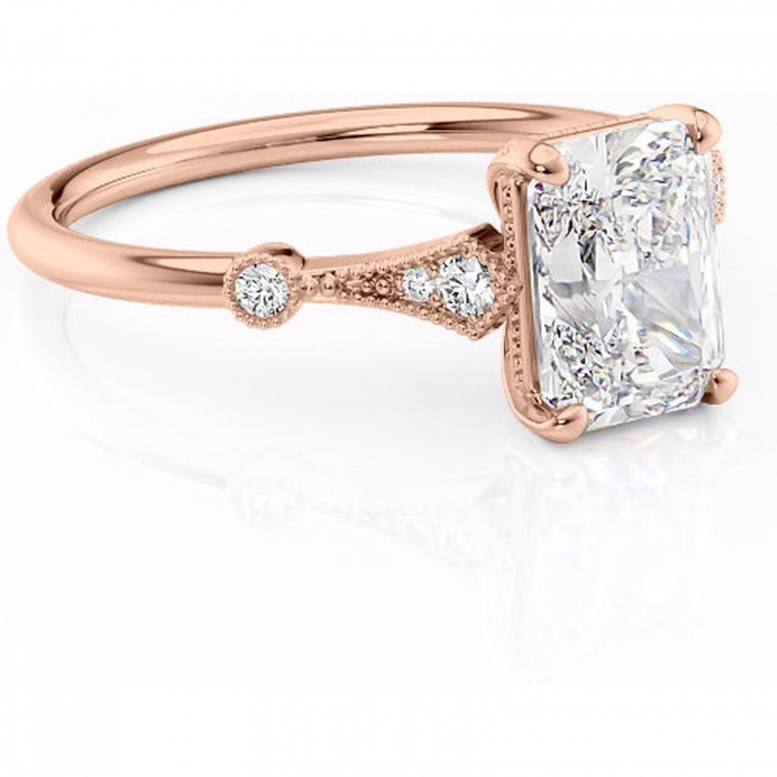 Inel de logodnă Lacey din aur Rose 14kt cu moissanite tăietură radiantă – Pietre laterale rafinată pentru profil înalt | Personalizează și configurează gratuit online [1]