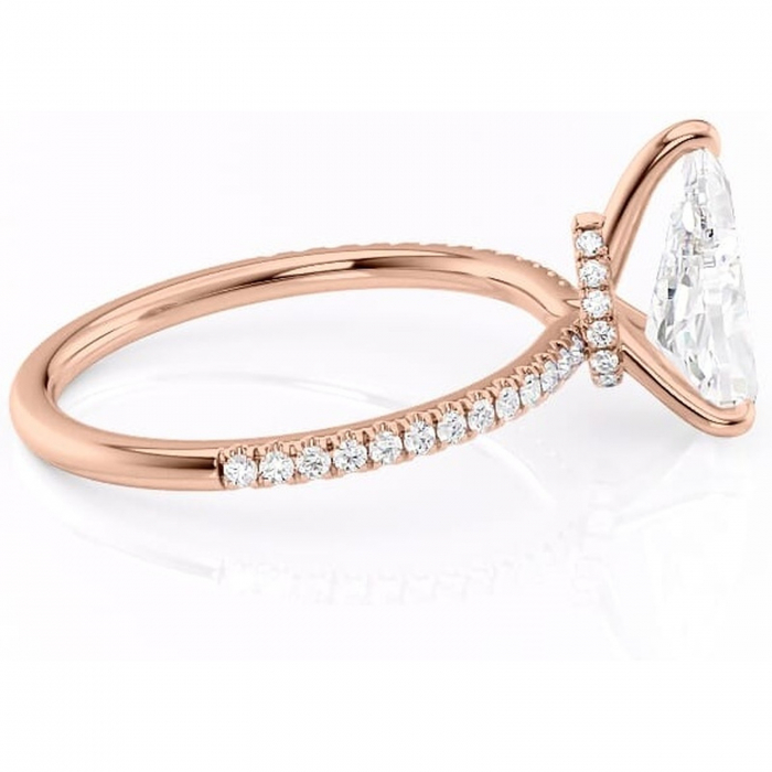 Inel de logodnă Lavinia din aur Rose 14kt cu moissanite tăietură pară – Montură pavé rafinată pentru profil înalt | Personalizează și configurează gratuit online [2]