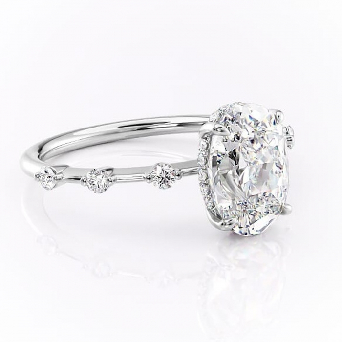 Inel de logodnă Lilya din aur Alb 14kt cu moissanite tăietură ovală – Pietre laterale rafinată pentru profil mediu | Personalizează și configurează gratuit online [1]