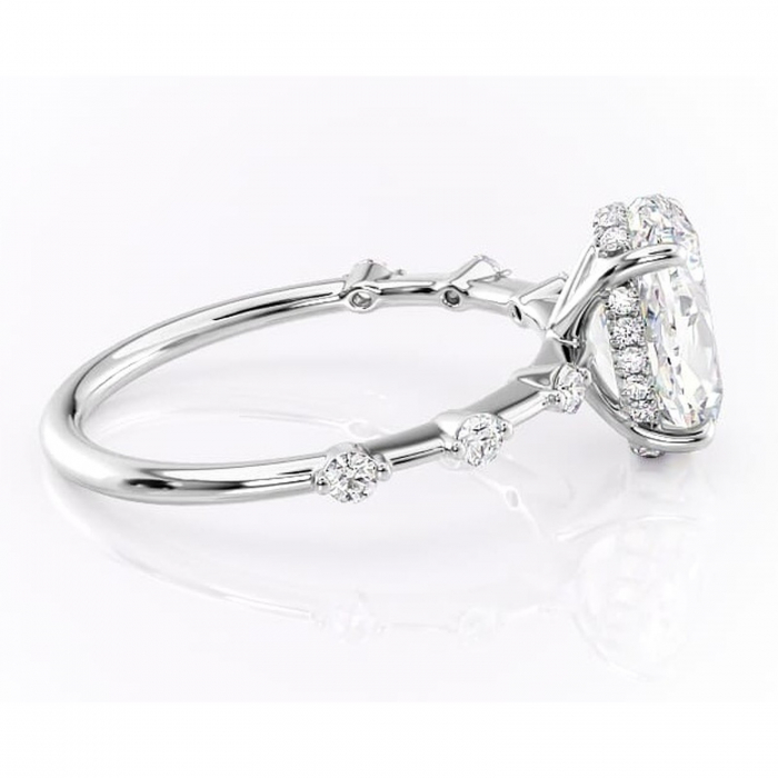 Inel de logodnă Lilya din aur Alb 14kt cu moissanite tăietură ovală – Pietre laterale rafinată pentru profil mediu | Personalizează și configurează gratuit online [2]