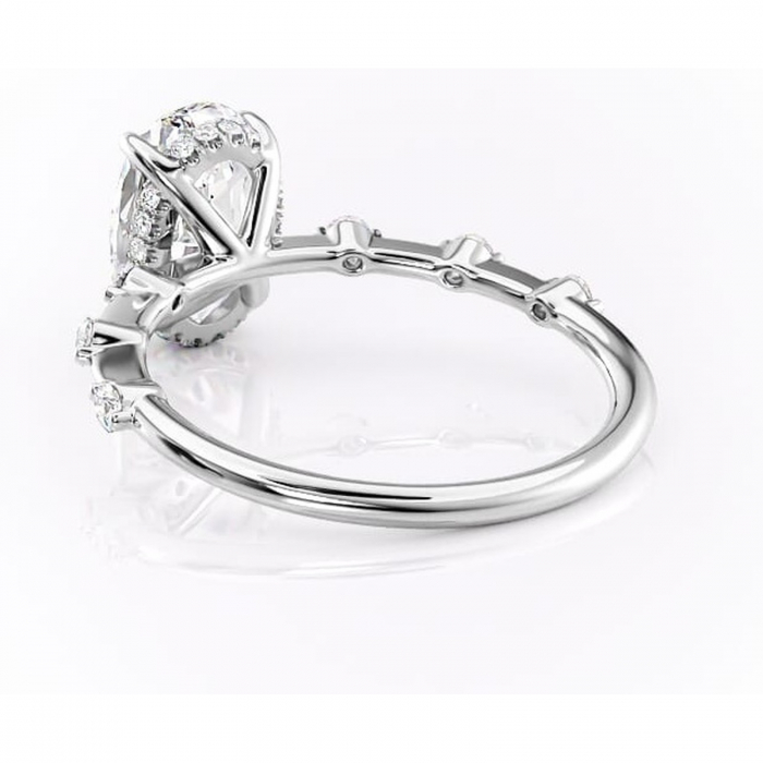 Inel de logodnă Lilya din aur Alb 14kt cu moissanite tăietură ovală – Pietre laterale rafinată pentru profil mediu | Personalizează și configurează gratuit online [4]