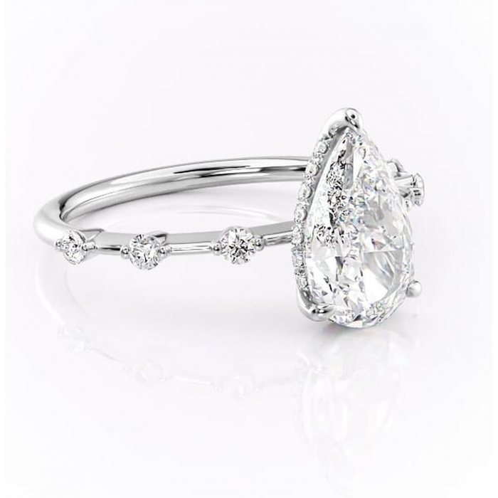 Inel de logodnă Lilya din aur Alb 14kt cu moissanite tăietură pară – Pietre laterale rafinată pentru profil mediu | Personalizează și configurează gratuit online [1]