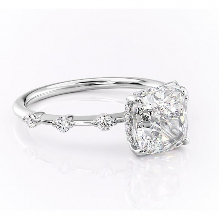 Inel de logodnă Lilya din aur Alb 14kt cu moissanite tăietură pernă – Pietre laterale rafinată pentru profil mediu | Personalizează și configurează gratuit online [1]