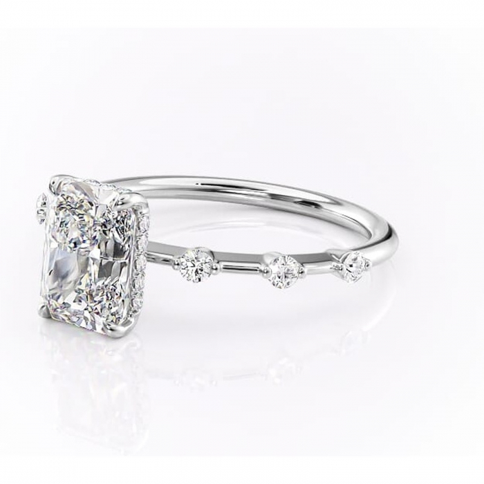 Inel de logodnă Lilya din aur Alb 14kt cu moissanite tăietură radiantă – Pietre laterale rafinată pentru profil mediu | Personalizează și configurează gratuit online [7]