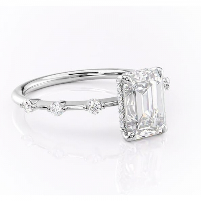 Inel de logodnă Lilya din aur Alb 14kt cu moissanite tăietură smarald – Pietre laterale rafinată pentru profil mediu | Personalizează și configurează gratuit online [1]